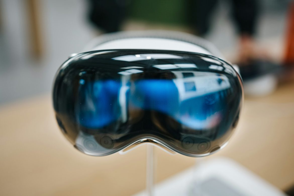 Apple Developing Successors to Vision Pro: Lighter AR Glasses and Professional Model in the Works